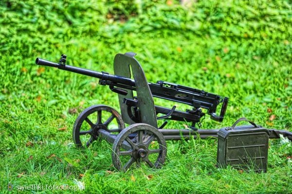 karabin maszynowy a nad nim zdaszenia i świetliki dachowe 