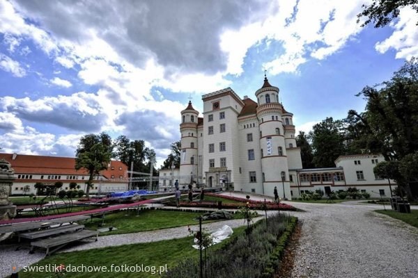 Pałac Wojanów Błędowa Tyczyńska, Buk, Oborniki, ujęcie na pałac, fontannę i świetliki dachowe