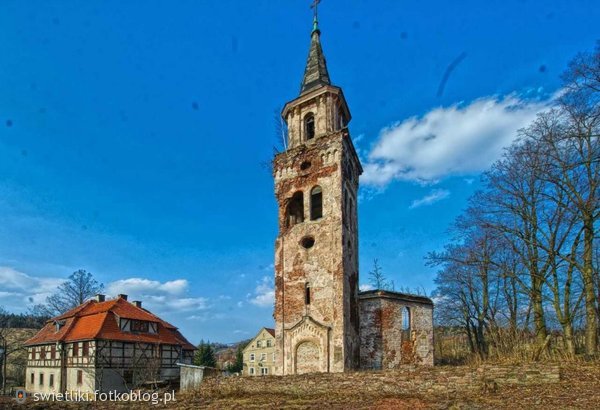 Wieża, a na dachu wieży świetliki dachowe , zadaszenia Mielec 