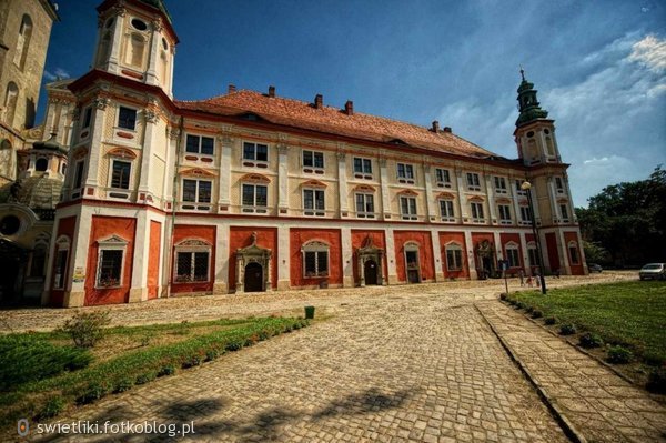 Opactwo w Henrykowie, obok zadaszenia i pasma świetlne Wałbrzych, Województwo dolnośląskie 