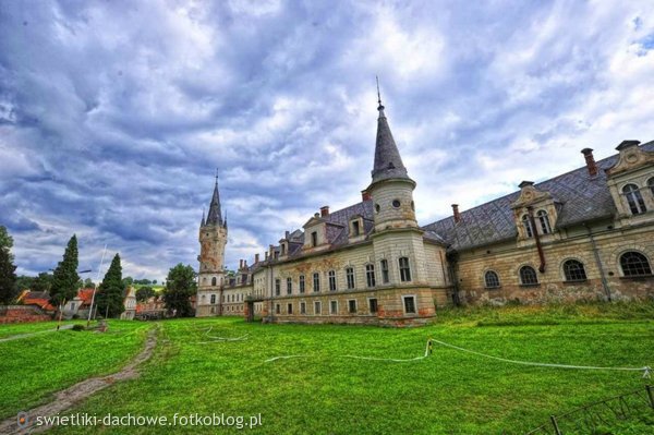 Pałac Bożków - na trasie   Błędowa Tyczyńska ,Stara Iwiczna  Oborniki, ujęcie na pałac, fontannę i świetliki dachowe