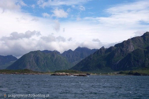 Rejs Hadsfjorden, w dali skaliste Lofoty .