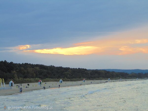 Gdańska plaża o zachodzie słońca 