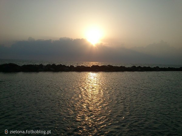 plaża kamienista w Tirrenie.